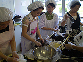 女将は懸命に揉み込みます!